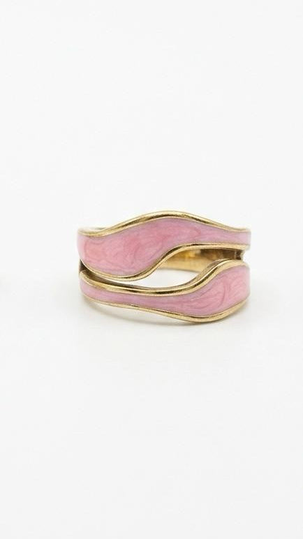 A gold-plated wave-shaped ring featuring a soft pink marble enamel inlay on a double-banded design.